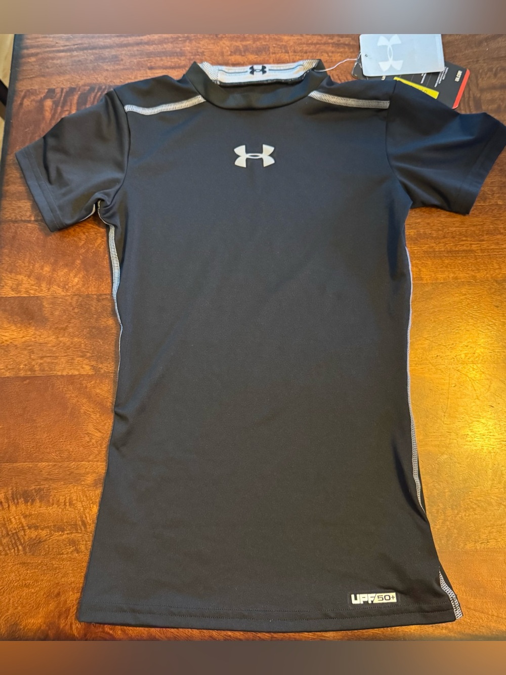 🖤 Under Armour HeatGear Fitted Shirt 🩶
Youth Small (7/8)